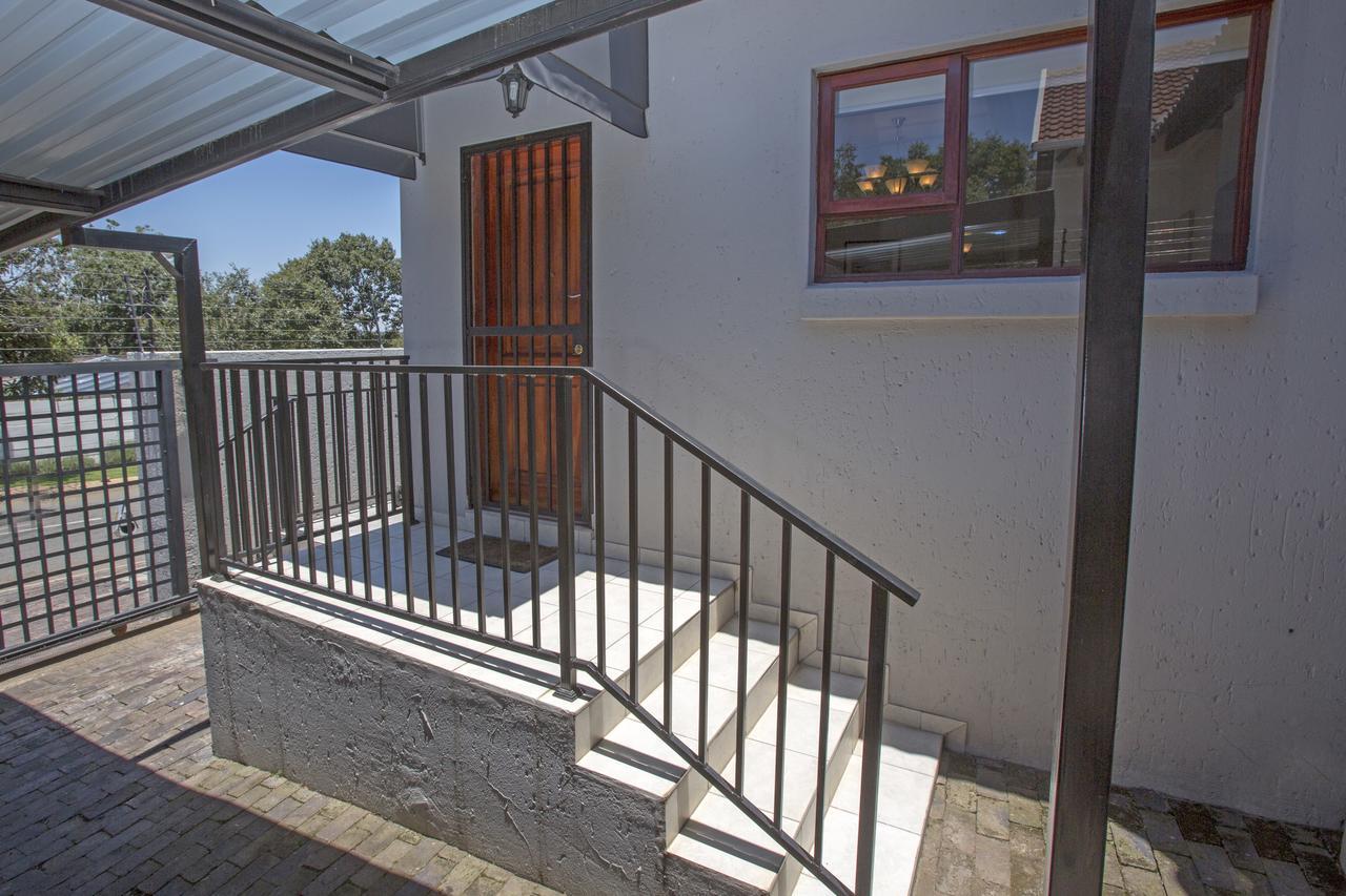 Spacious Garden Cottage 约翰内斯堡 外观 照片